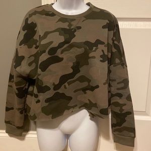 Cropped camo sweatshirt